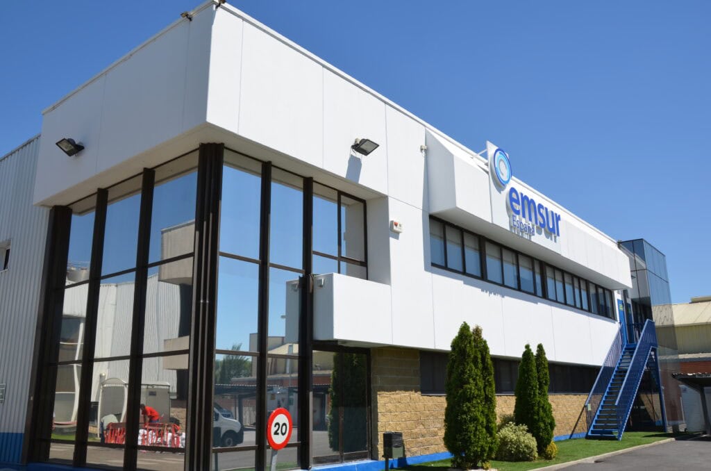 Vista exterior de las instalaciones modernas de Emsur, un reflejo de la infraestructura tecnológica que respalda nuestras políticas de calidad y certificaciones internacionales.