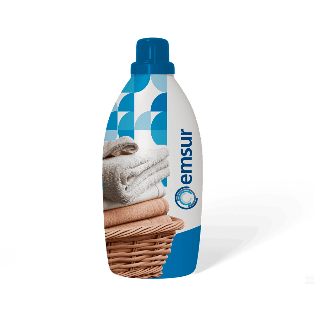 Botella con sleeve packaging Emsur para suavizante, envase para productos de limpieza del hogar
